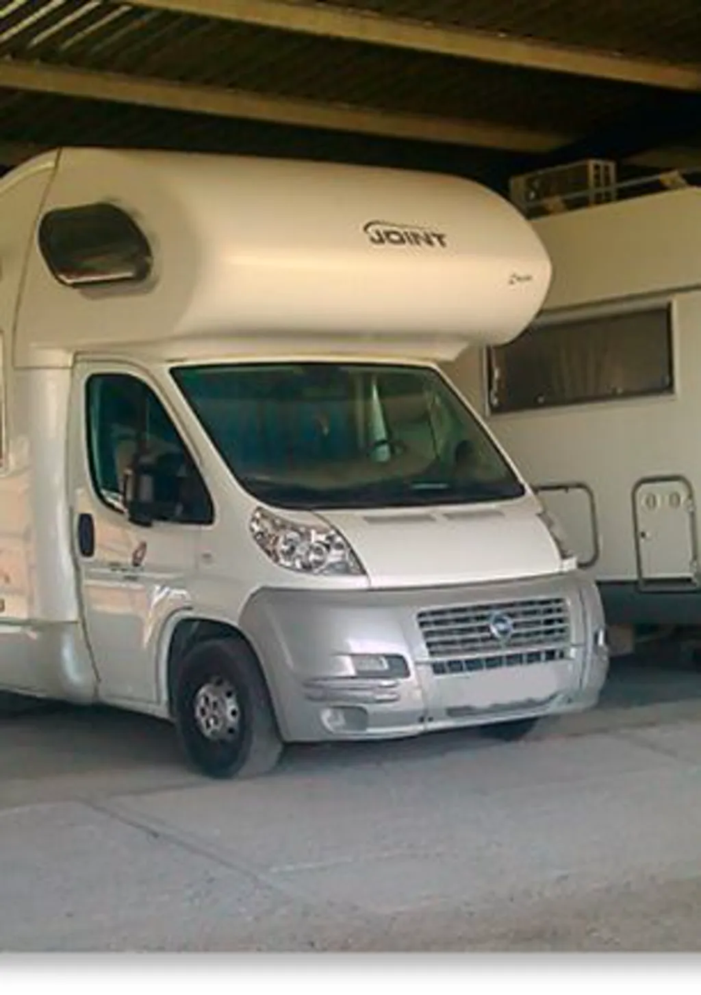 Aparcamiento con techo para caravanas en Multiparking la Jabega