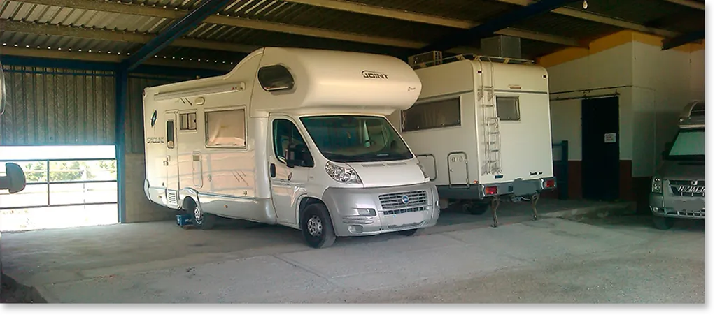 Aparcamiento con tejado para caravanas en Multiparking la Jabega
